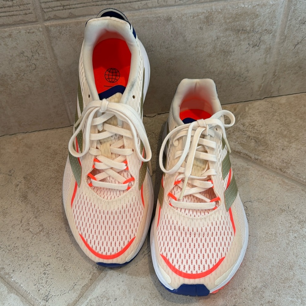 Womens Adidas gym shoes sz 8 NWOT